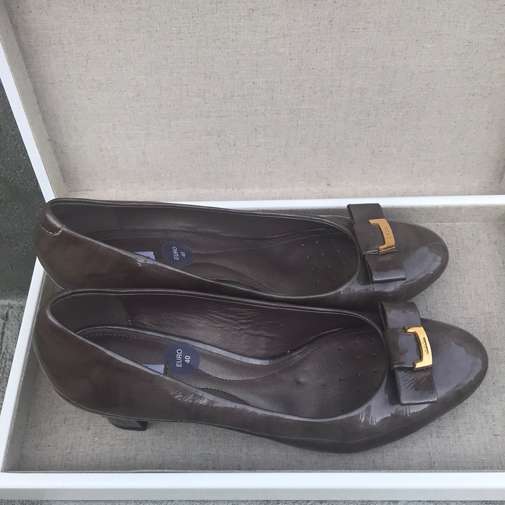 Geox Respira US9 heels with gold hardware.